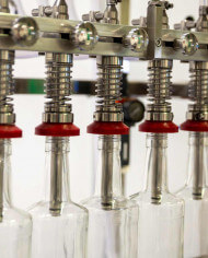 Llenadora y tapadora de botellas